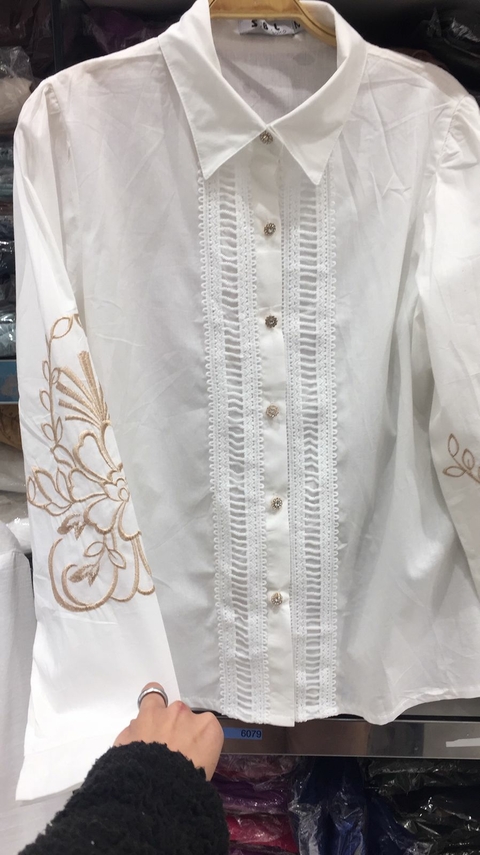 Blusa Camisete Lese Manga Bordada Botão Cristal - Branca