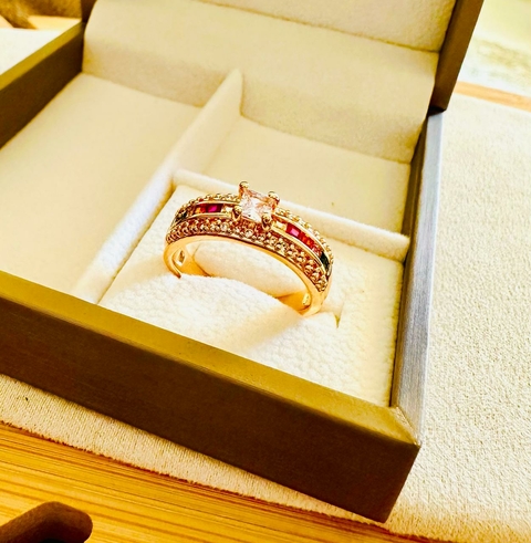 Anel Dourado Cravejado Cristal Colorido Lateral Ponto de Luz Quadrado