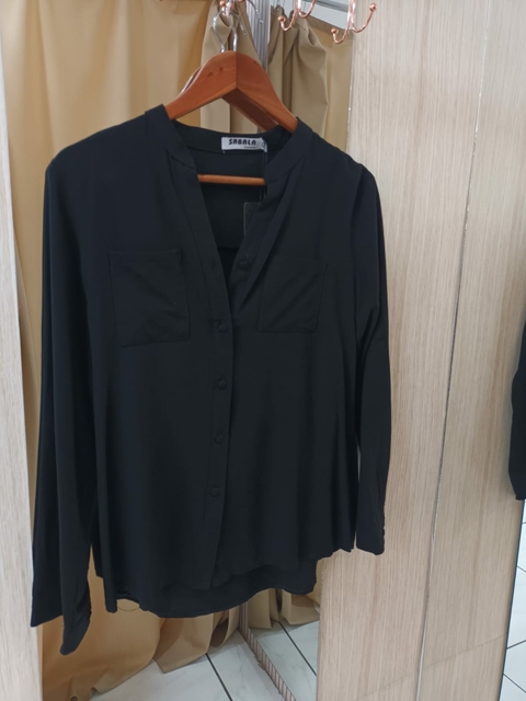 Camisete Algodão Botões Encapados Gola V - Preta