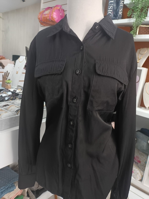 Camisete Lisa Botão Encapado - Preta