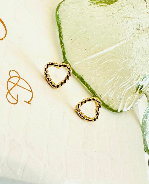 Brinco Dourado SemiJoia Coração Torcido