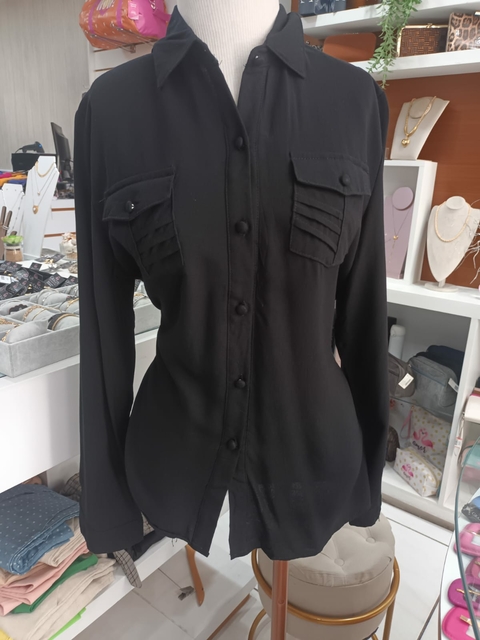 Camisete Lisa Botão Encapado Bolso Drapeado - Preta