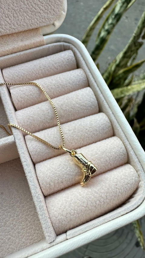 Pingente SemiJoia Dourado Botinha