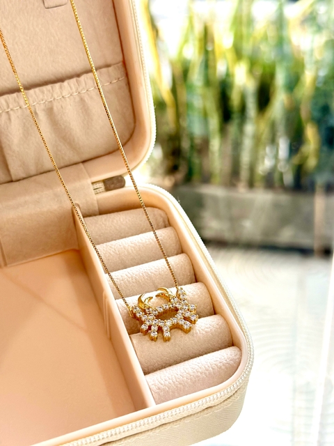 Colar Dourado SemiJoia Cravejado Signos Cancer