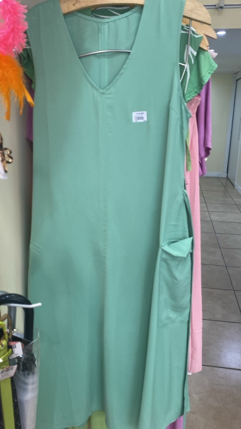 VESTIDO MILAN DETALHE PESPONTO DECOTE V RECORTE FRONTAL PASSANTE COM FAIXA E BOLSOS - Verde 5797