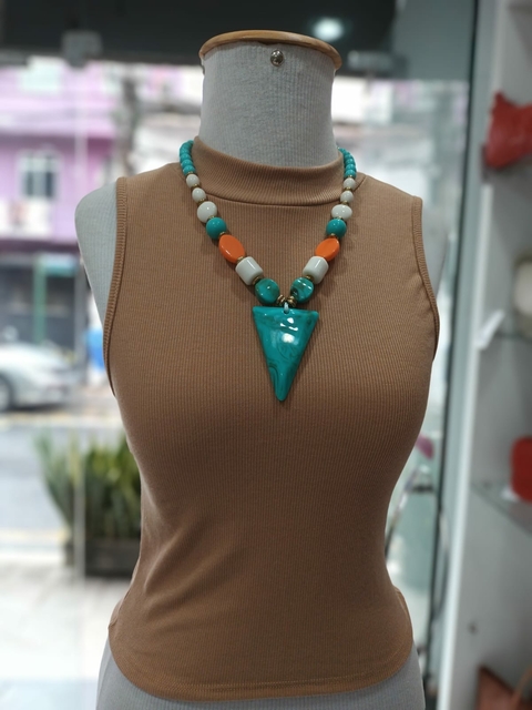 Colar Azul Pingente Triangular