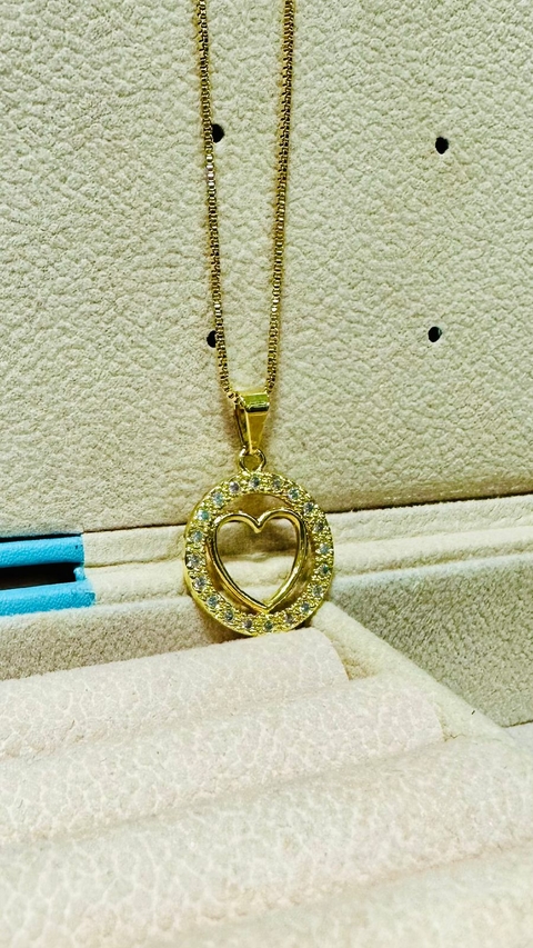 Colar Cordão Dourado Folheado Moeda Coração Borda Cravejado
