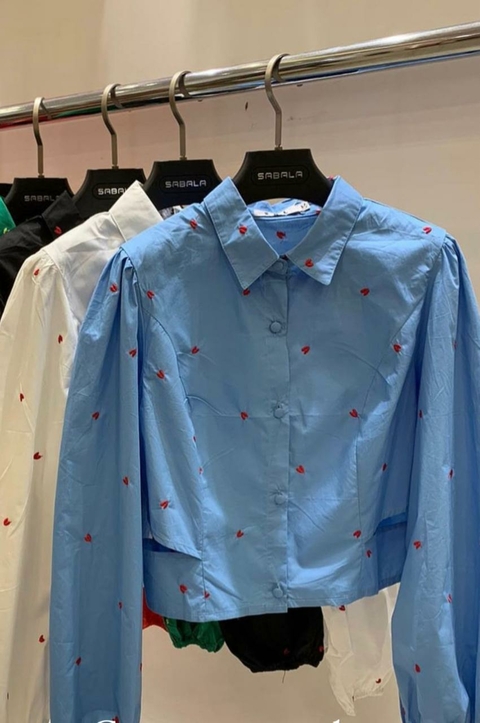 Camisete Cropped Decote Lateral - Azul Bordado Coração