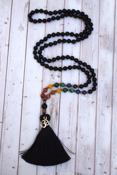 Ónix mate ( sintético) 6 mm con cristales de los 7 chakras