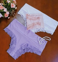 Calcinha cós reforçado com renda delicada