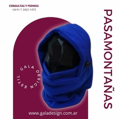 Pasamontañas polar azul, ideal para el invierno, presentado sobre un fondo colorido.