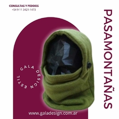 Pasamontañas polar en color verde, ideal para el invierno, colocado sobre un soporte con forma de cabeza.