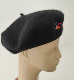 BOINA VASCA BORDADA CON LOGO - GALA DESIGN - Mayorista de gorras Buenos Aires.
