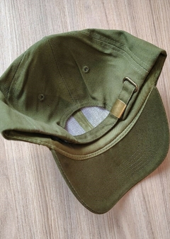 GORRA G69 CON LOGO BORDADO en internet