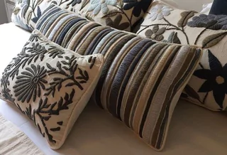 Almohadón bordado RAYADO grande neutro