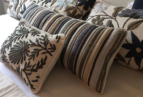 Almohadón bordado RAYADO grande neutro