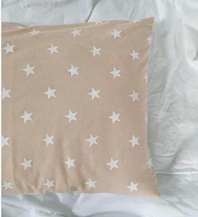 Almohadón rosa con estrellas