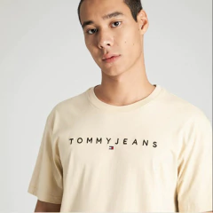 CAMISETA TOMMY - TJM AB REG GOLD LNR LOGO - BEGE