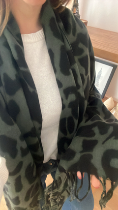 Bufandón Gala (animal print verde) - comprar online