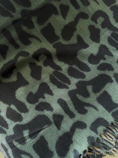 Bufandón Gala (animal print verde) en internet