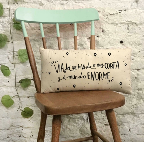 Almohadón VIAJÁ QUE LA VIDA ES CORTA - Natural - comprar online