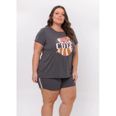 Pijama feminino plus size curto na cor mescla escuro, com estampa frontal e shorts combinando, modelo plus size posando de frente