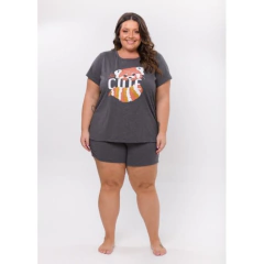 Pijama plus size feminino curto mescla escuro com estampa de guaxinim e a palavra "cute" na camiseta
