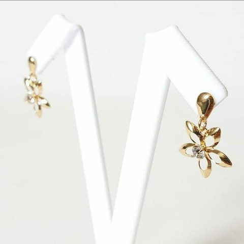 Brinco flor pendurada vazada strass