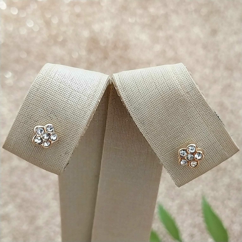 Brinco flor strass