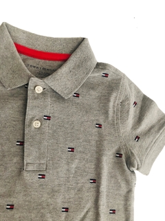 Polo gris banderitas TOMMY HILFIGER® - comprar online