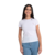 Camiseta casual feminina branca com detalhe minimalista, modelo ajustado, usada por uma mulher sorridente.