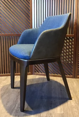 cadeira Garne com Braço em Azul jeans e Couro Argila