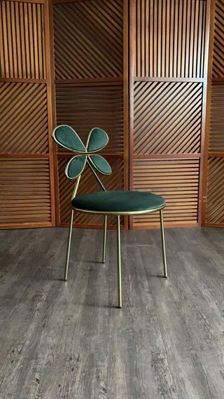 Cadeira Feminina por Tatiane Kindermann