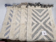 ART. SHP-2303-102 - ALFOMBRA ALGODON 100% CON FLECOS 50X80 CM - TRIANGULOS - BULTO X 24 U en internet