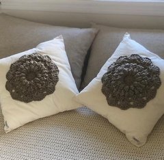 Almohadon tussor y flor ( por encargue) - comprar online