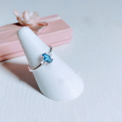 Anillo de plata con piedra azul marquise y laterales brillantes - comprar online