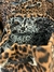 Detalle interior de bolso marinero Mali con estampa animal print y forro interior blanco con diseño floral y mariposas en negro