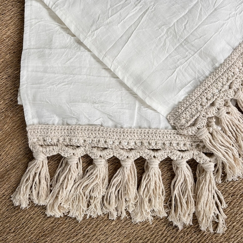 Camino para mesa en gasa color natural con terminación en macramé en hilo de algodón