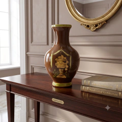 Vaso oriental em cerâmica terracota ambientado com arranjo floral sobre aparador de madeira nobre em sala de estar neoclássica e elegante