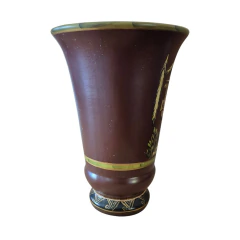 Visão traseira do vaso oriental em cerâmica terracota com tonalidade marrom uniforme e friso verde