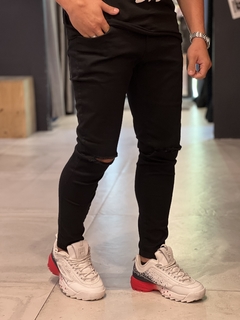 Calça jeans preta destroyed joelho