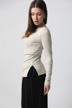 #3211 Remera ribb con lycra ml con frunce y tajos "Lola" en internet