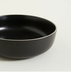 Bowl / Fuente negra con ribete natural