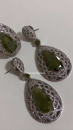 Conjunto gota pedra verde oliva ródio branco