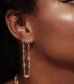 Brinco ear line pedras coloridas banhado a ouro 18k