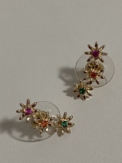 Brinco earcuff mini florzinhas coloridas banhado a ouro 18k