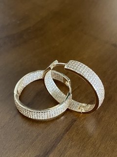 Argola cravejada banhada a ouro 18k