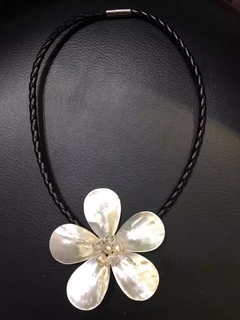 Colar flor madrepérola