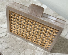Clutch acrílico detalhe palhinha na internet