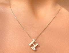 Correntinha letra zirconia banho ouro 18k